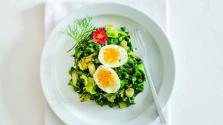 ביצה על ירקות מוקפצים