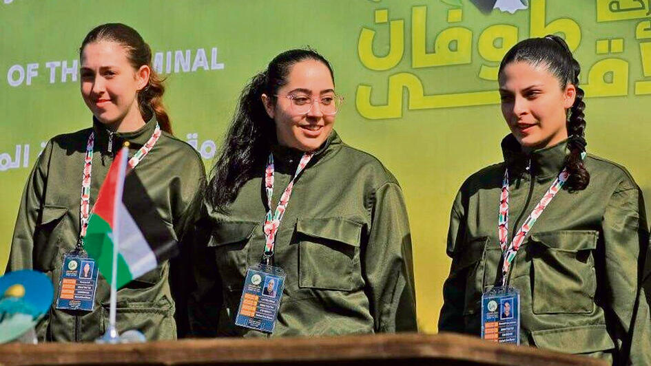 מימין: דניאלה, לירי ונעמה ביום השחרור משבי חמאס