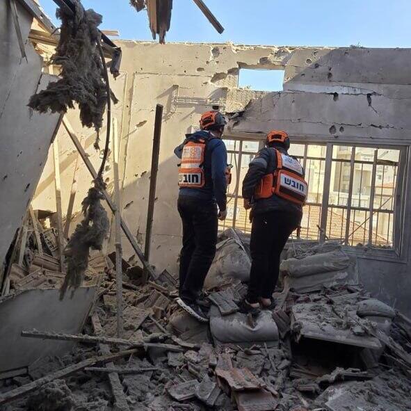 Iranian cluster munition impact site in a synagogue in Bnei Brak (Photo: United Hatzalah) הרס נפילה בבני ברק