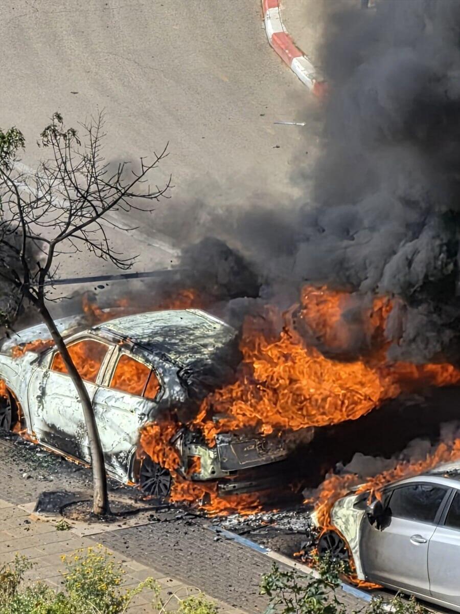 Car burning on a city street in Givat Shmuel after Iranian cluster missile attack (Photo: Courtesy of Costa) רכב בוער בגבעת שמואל