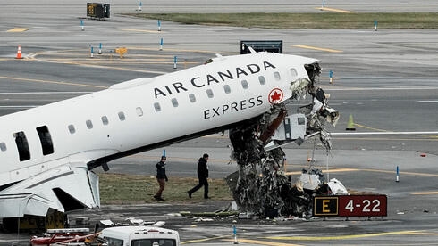 מטוס אייר קנדה לאחר התאונה הקטלנית בניו יורק
