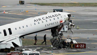 מטוס אייר קנדה לאחר התאונה הקטלנית בניו יורק