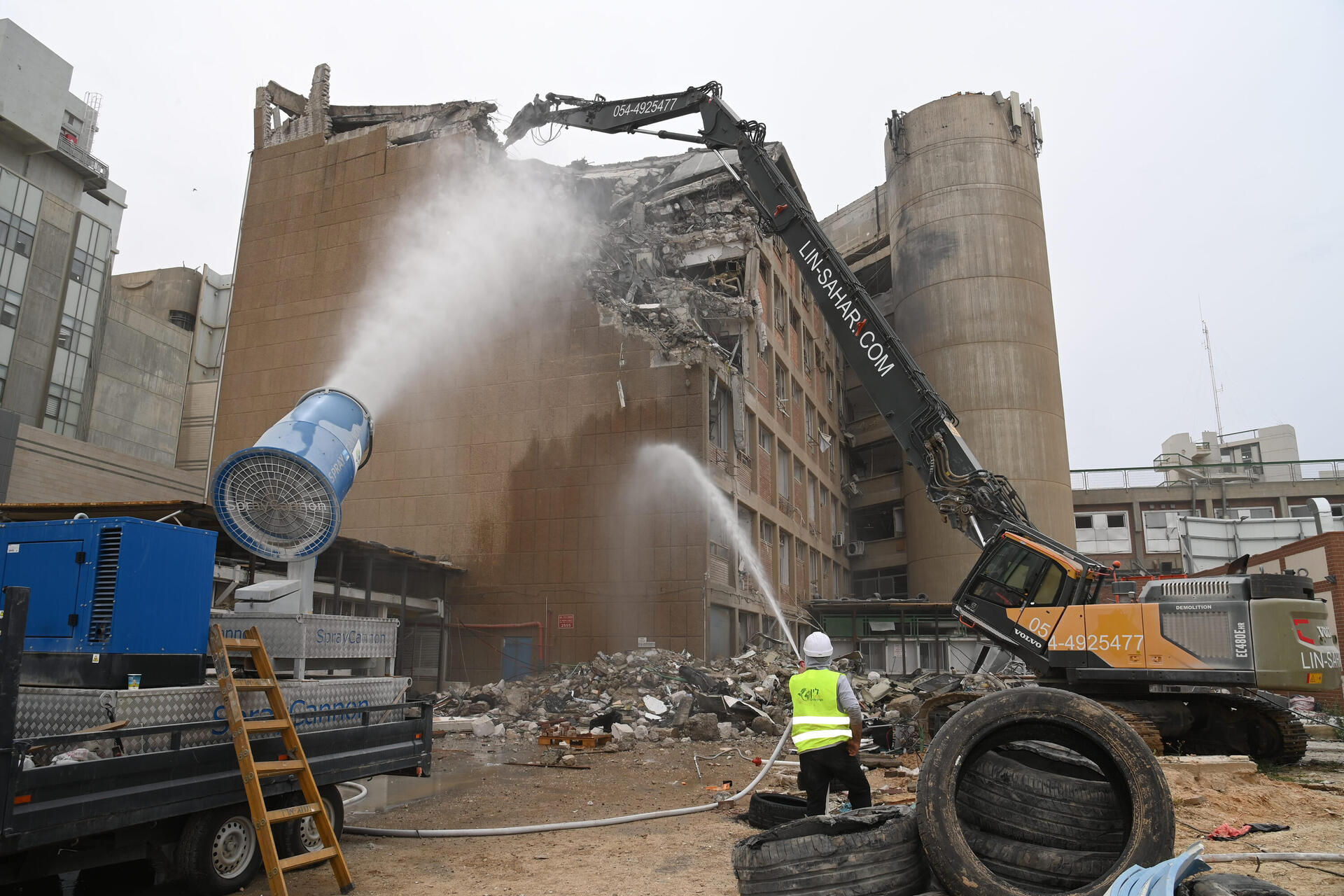 הריסת חלק מביה"ח סורוקה, שנפגע מטיל ב"שאגת הארי" 