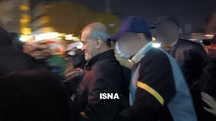 הנשיא פזשכיאן בהפגנה בטהרן