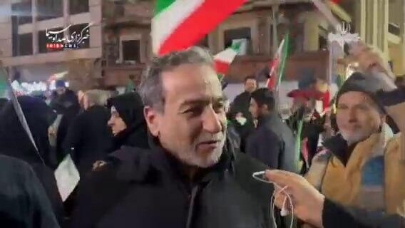 שר החוץ האיראני עראקצ׳י בהפגנה בטהרן