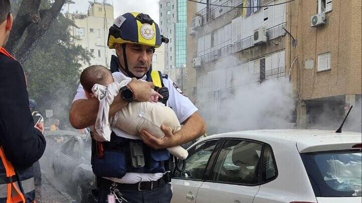 תינוק מחולץ מזירת נפילה בפתח תקווה