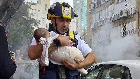 הפרמדיק והתינוק: מכוניות התפוצצו, הצדיק לקח אותו