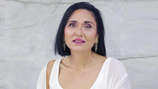 "אותה אישה אימצה את אמא שלי ואותי"