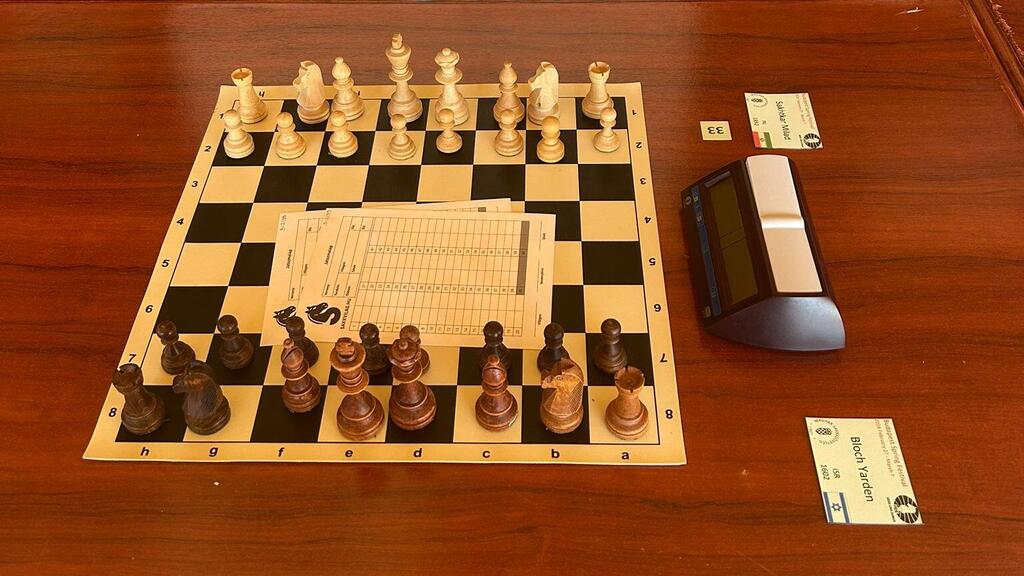 The chessboard, the clock and the score sheets, moments before the historic match ירדן בלוך