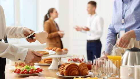 סליחה, אתה אורח פה?