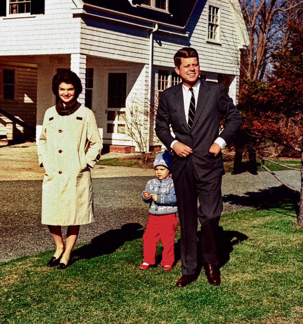 המשפחה  הפוליטית הראשונה  שחיה צמוד למצלמות.  ג'ון וג'קי קנדי בחצר  ביתם