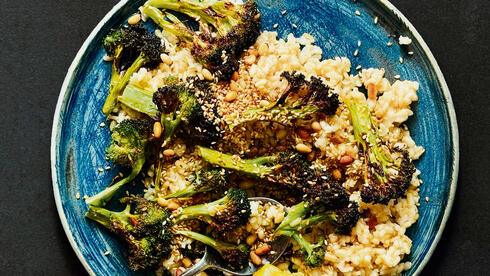 אורז עגול מלא עם ברוקולי  וגרעיני דלעת. השימוש  באייר פרייר מעניק פריכות  מדהימה במינימום שמן