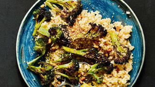 אורז עגול מלא עם ברוקולי  וגרעיני דלעת. השימוש  באייר פרייר מעניק פריכות  מדהימה במינימום שמן