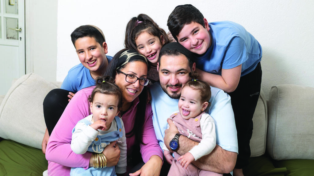 The couple and their five children (Photo: Alex Kolomoisky) בני הזוג וחמשת ילדיהם