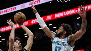 שרף מנסה לקלוע לסל