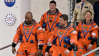 נאס"א משגרת אסטרונאוטים בדרך לירח | שידור ישיר