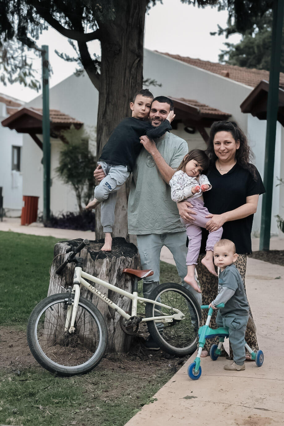 אדוה ודוד עם משפחתם בסדר פסח בניר עם