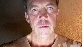 בריאון נואם בעלה של השרה לביטחון המולדת המודחת קריסטי נואם