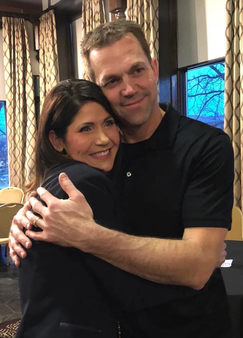 בריאון נואם בעלה של השרה לביטחון המולדת המודחת קריסטי נואם