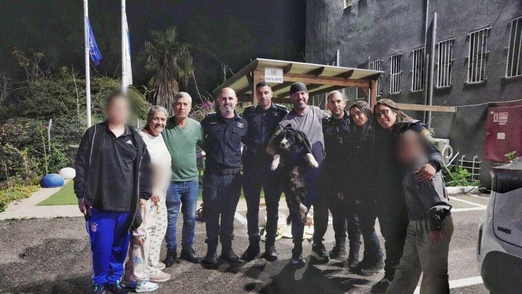 השוטרים, לוחמי מג"ב והבעלים של לאקי עם הכלב