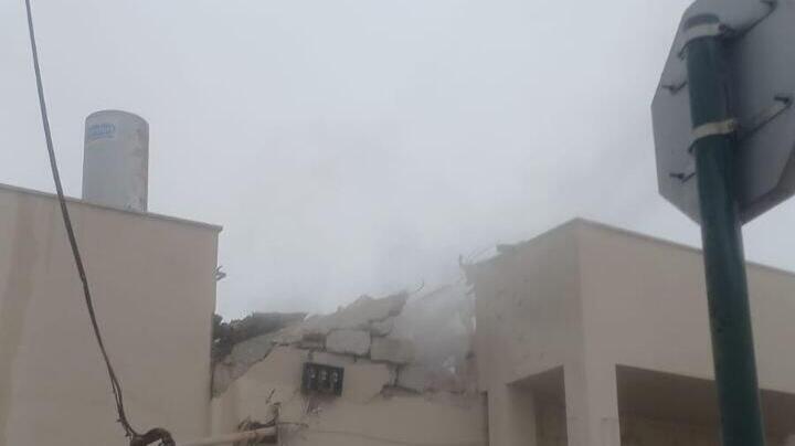 מבנה שנפגע בפתח תקווה