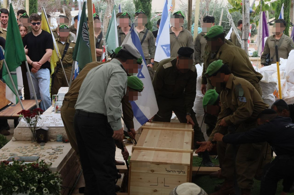 הלווייתו של סמל ראשון גלעד הראל בבית העלמין במודיעין