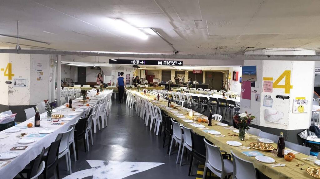 נערכים לליל הסדר בחניון בתל אביב