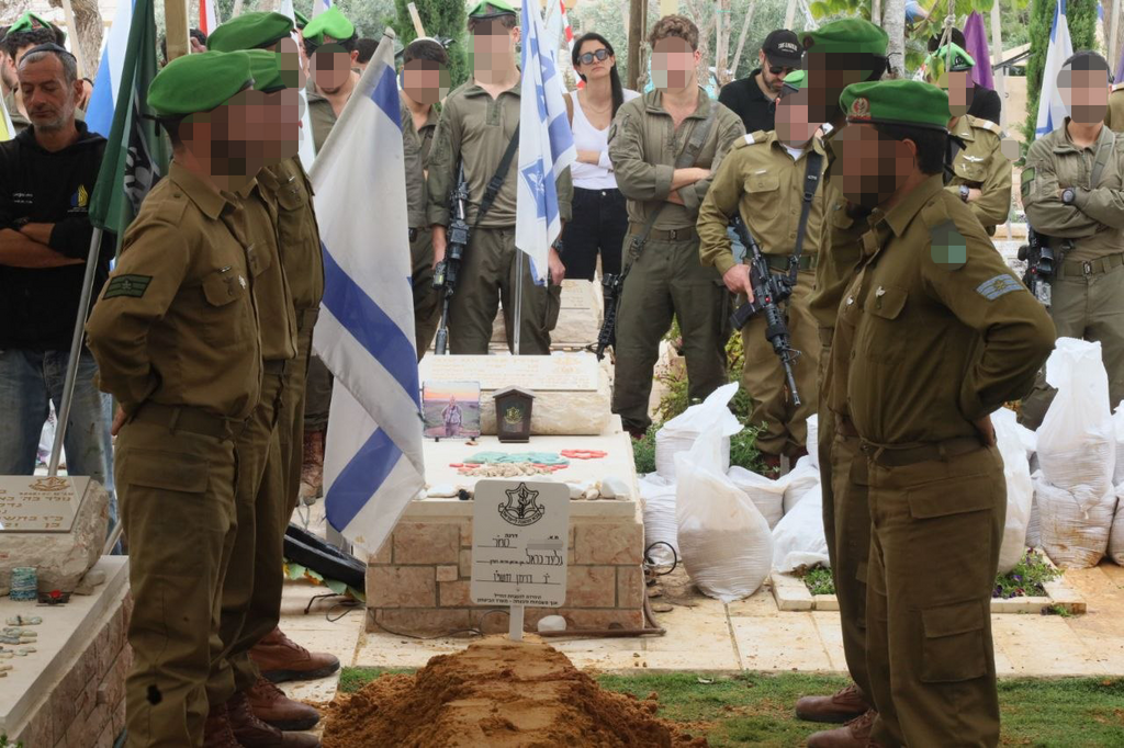 הלווייתו של סמל ראשון גלעד הראל בבית העלמין במודיעין