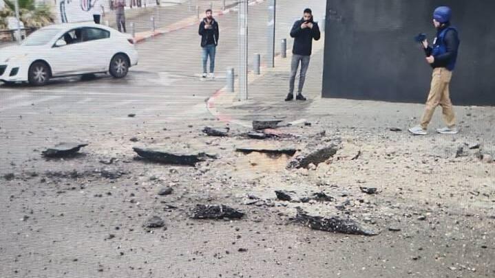 Падение осколков в Тель-Авиве (Фото: МАДА) פגיעה בכביש בתל אביב