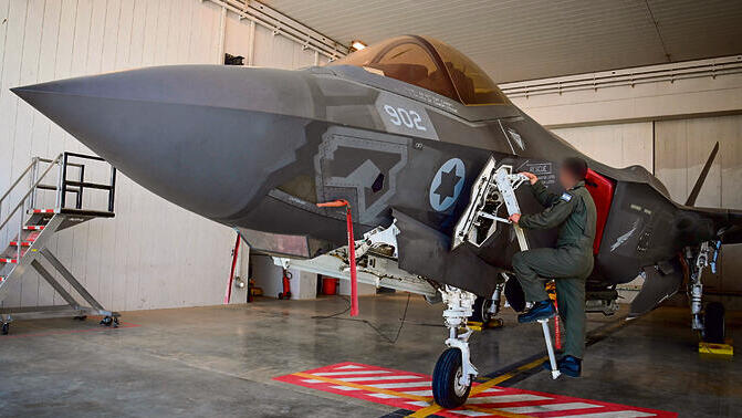 חיוך של טום קרוז: תא"ל ד' ומטוס 902