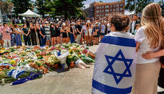 האזכרה לנרצחים בחוף בונדיי בסידני. חשים את האיבה כלפי ישראל וסובלים בעצמם מאנטישמיות