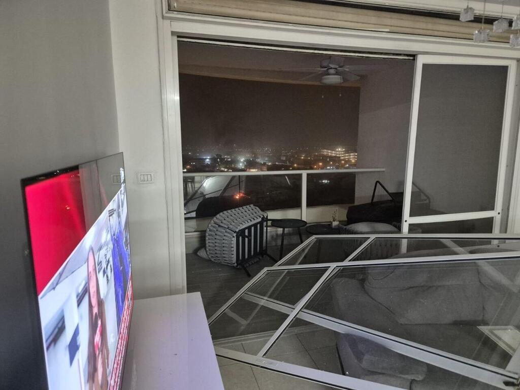 Petah Tikva home damaged by blast wave from Iranian missile (Photo: from social media) נזקים מהדף הפגיעה בפתח תקווה