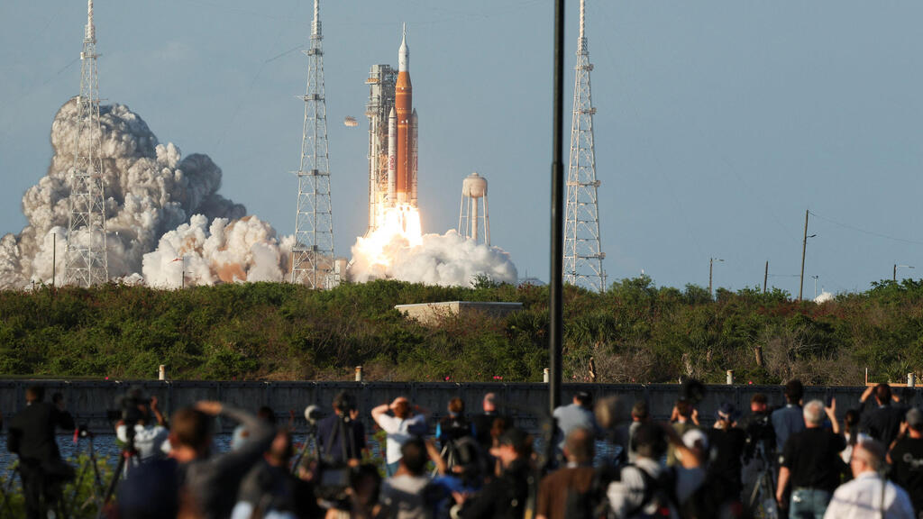 צופים בשיגור ההיסטורי