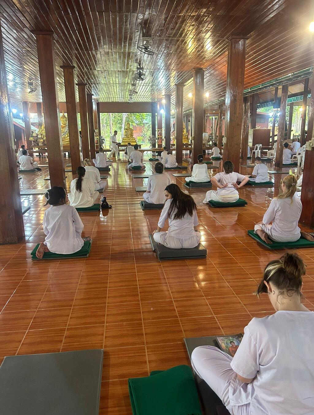 אולם המדיטציות. הגברים מקדימה, הנשים מאחורה
