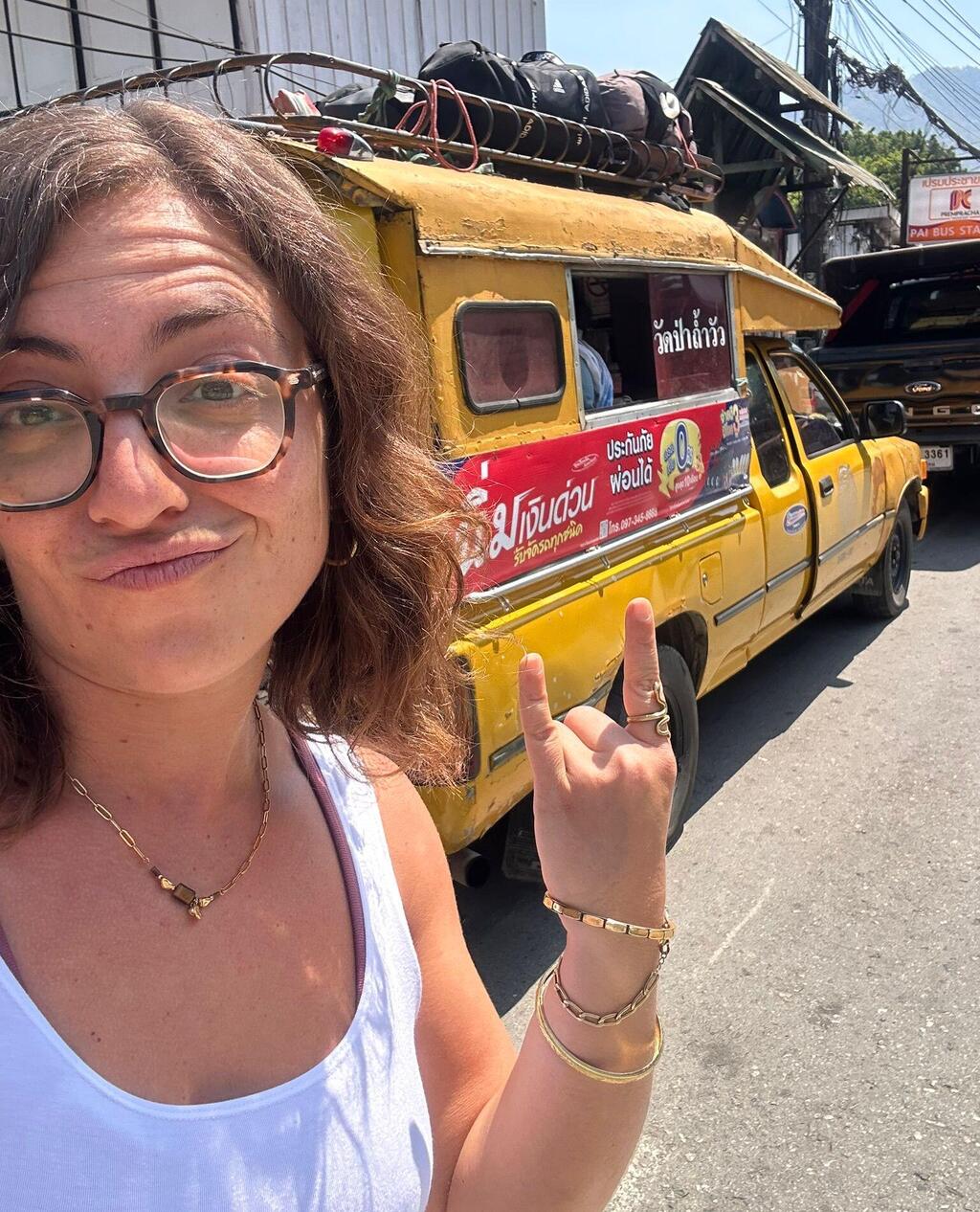 רכב ההסעה שמוביל למנזר