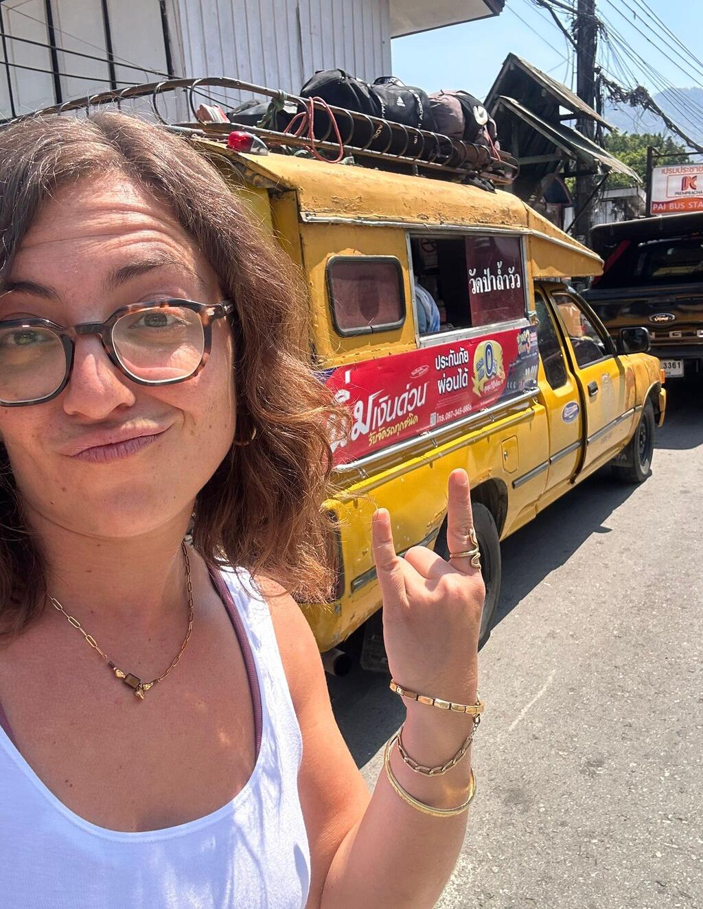 רכב ההסעה שמוביל למנזר