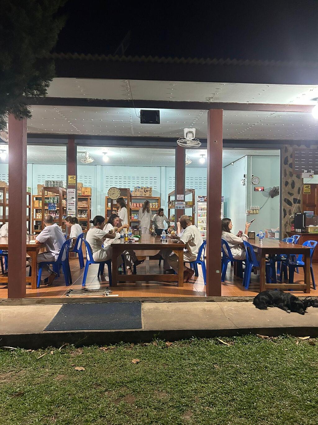 הקפיטריה של המנזר. בערב יושבים ומדברים