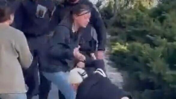 מי זו השוטרת ולנטינה שצולמה דוחפת מפגינה