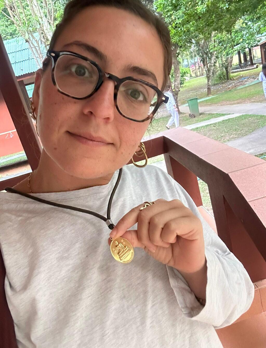 דנה עם השרשרת שקיבלה מהנזיר הראשי אחרי שאמרה לו שהיא מישראל