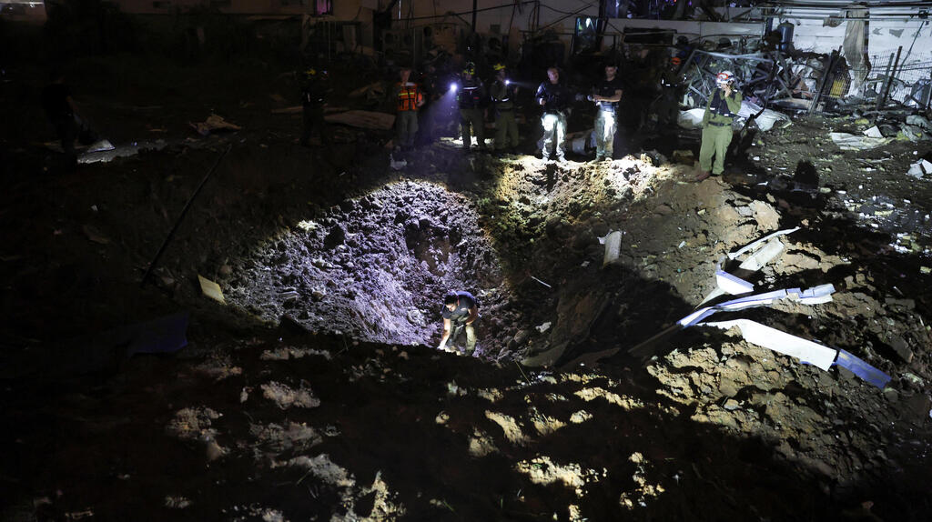 הבור הענק בזירת הפגיעה בפתח תקווה