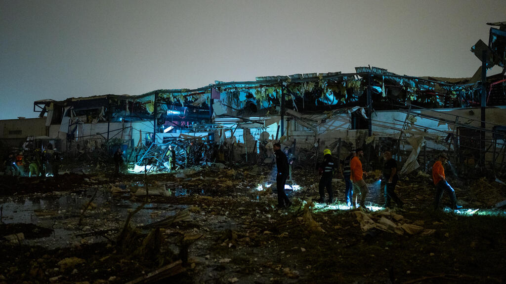 The factory in Petah Tikvah was destroyed (Photo: Erik Marmor/Getty Images) זירת הנפילה בפתח תקווה