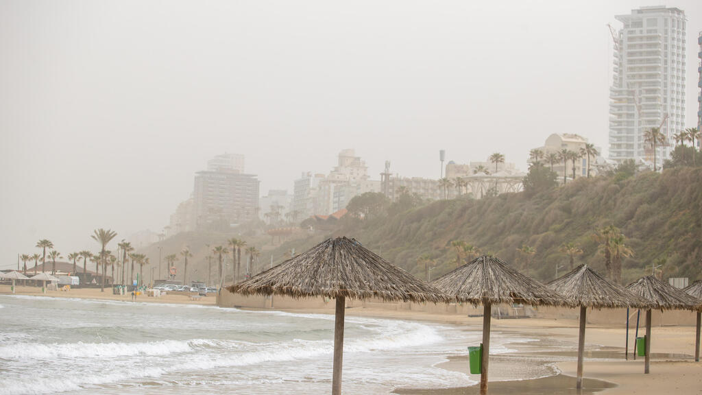 Haze in Netanya yesterday (Photo: Ido Erez) אובך וערפל בנתניה