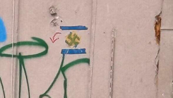 דגל ישראל עם צלב קרס במקום מגן דוד