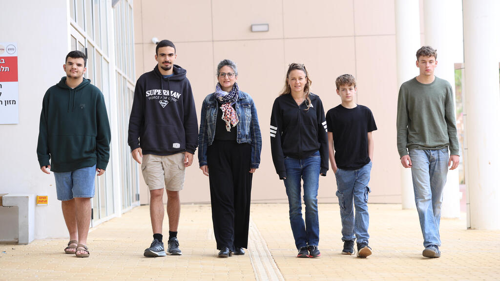 מיכל ורדיגר והילה סירקיס עם ילדיהן הלומדים בבית הספר