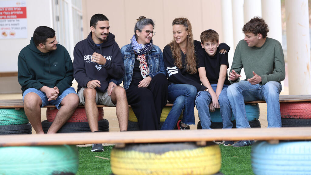 מיכל ורדיגר והילה סירקיס עם ילדיהן הלומדים בבית הספר