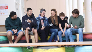 מיכל ורדיגר והילה סירקיס עם ילדיהן הלומדים בבית הספר