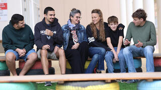 מיכל ורדיגר והילה סירקיס עם ילדיהן הלומדים בבית הספר