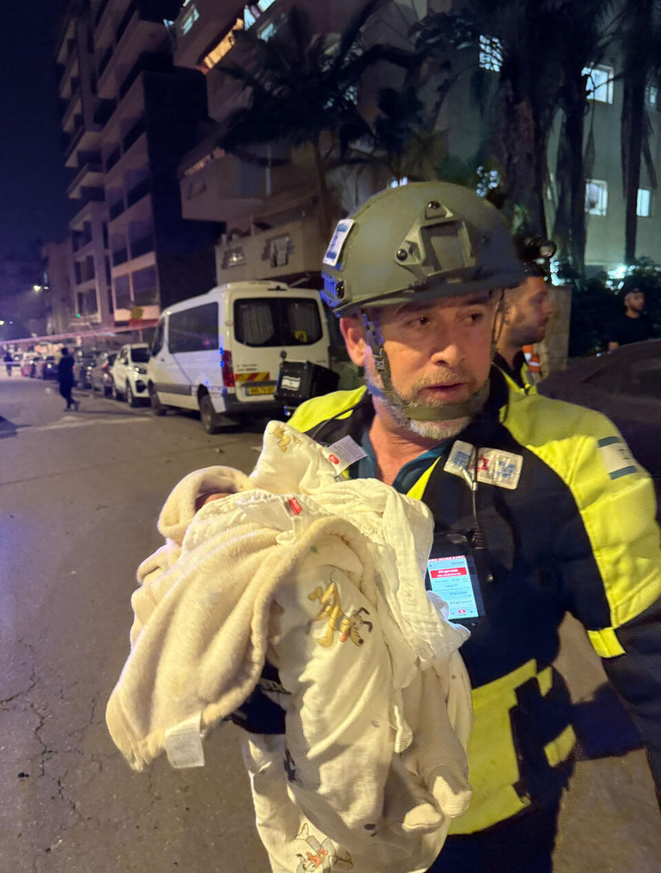 תינוק חולץ בזירת נפילה בפתח תקווה עקב ירי מאיראן