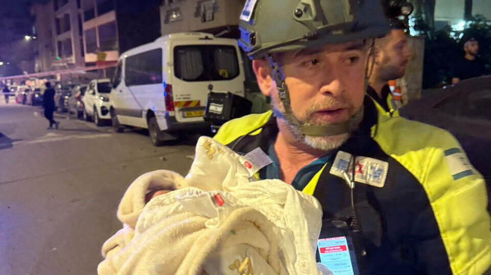 תינוק שחולץ בפתח תקווה