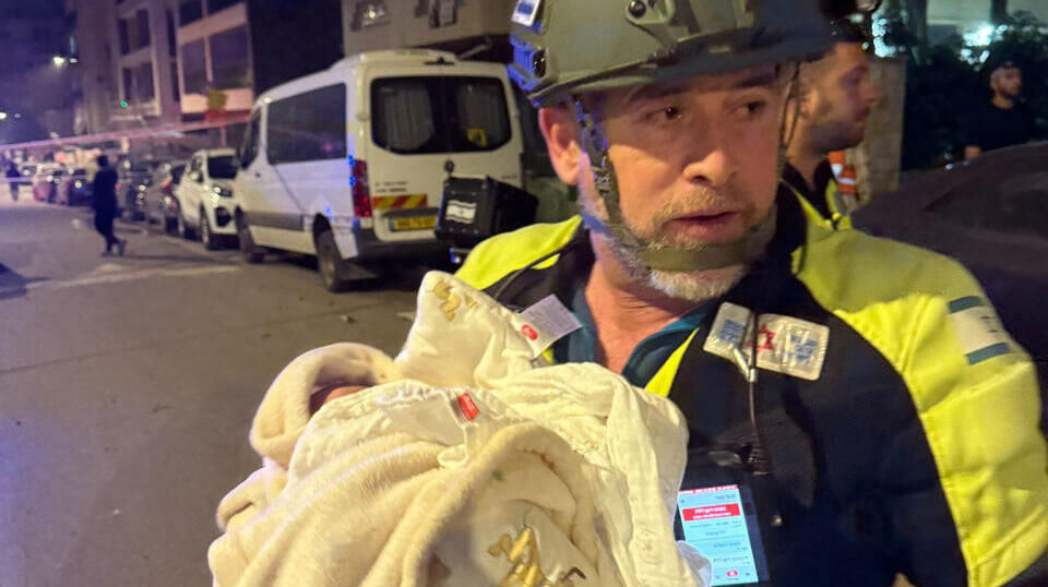 תינוק שחולץ בזירת נפילה בפתח תקווה
